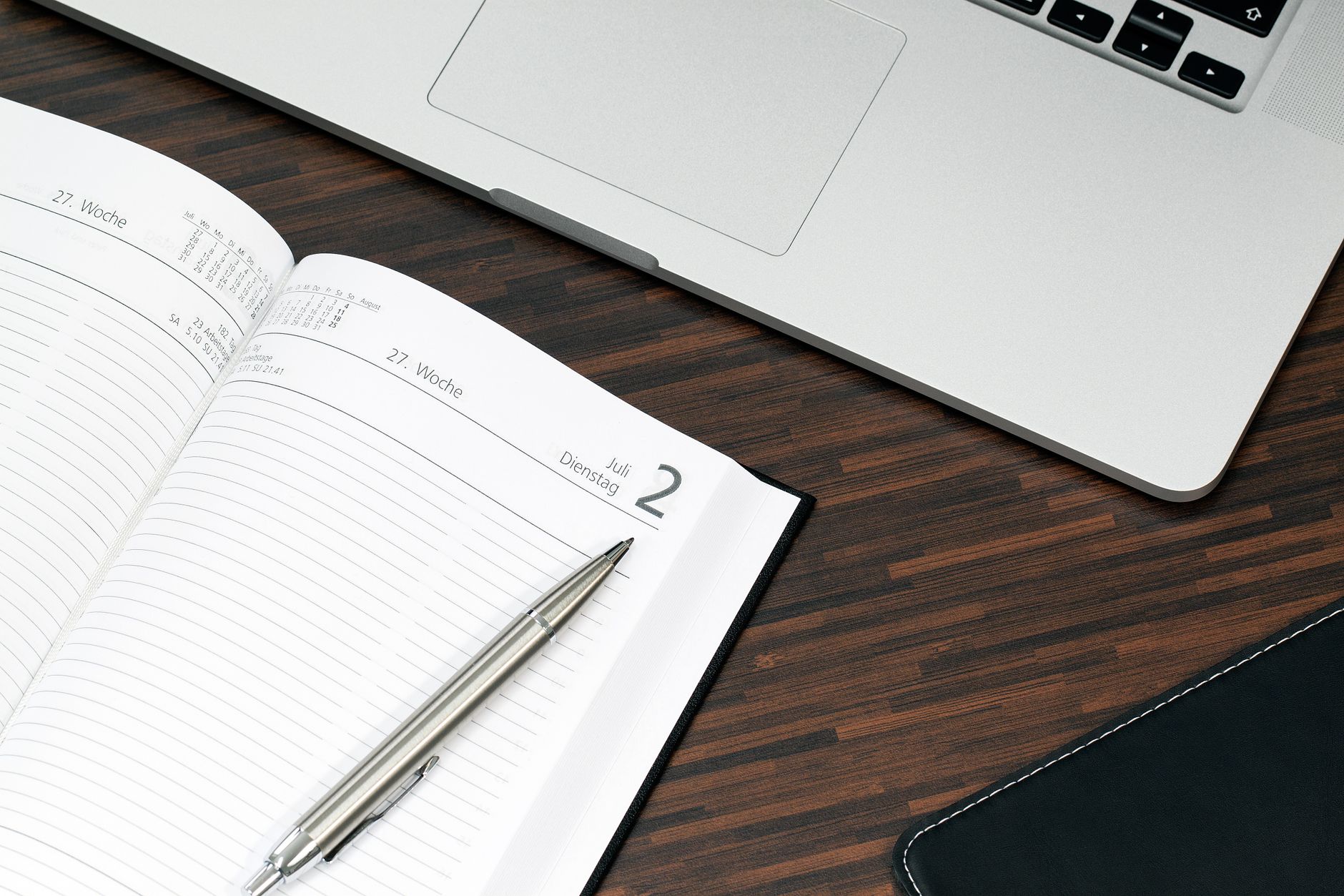 Cuaderno y lámpara sobre un escritorio