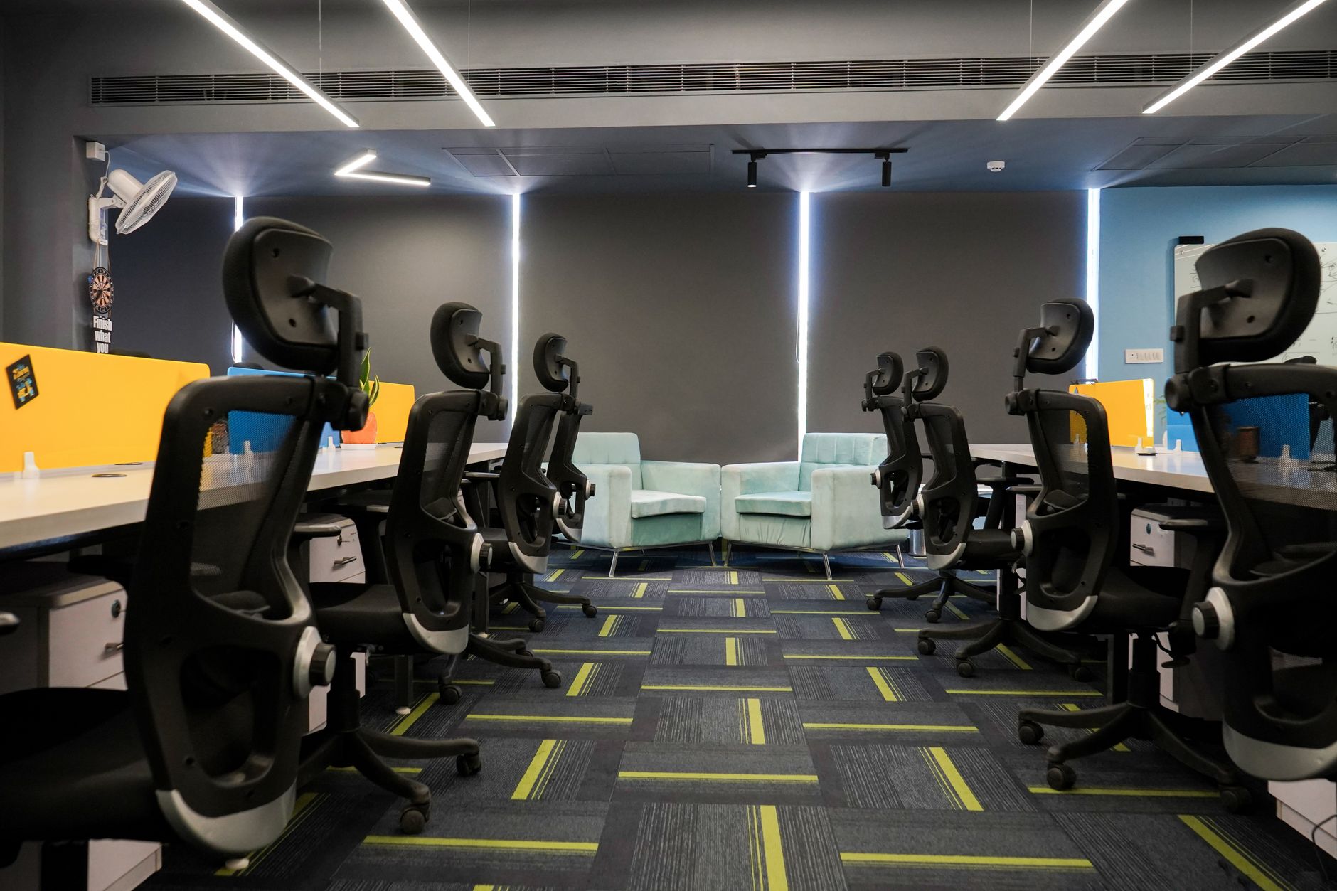 Interior de oficina con mesa de trabajo